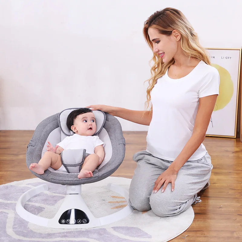 Mamá y bebé usando el columpio eléctrico portátil